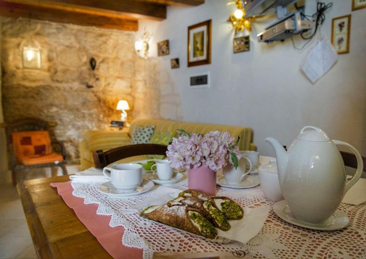 Lilibeth Houses - Charming & Lovely Views 시클리 외부 사진